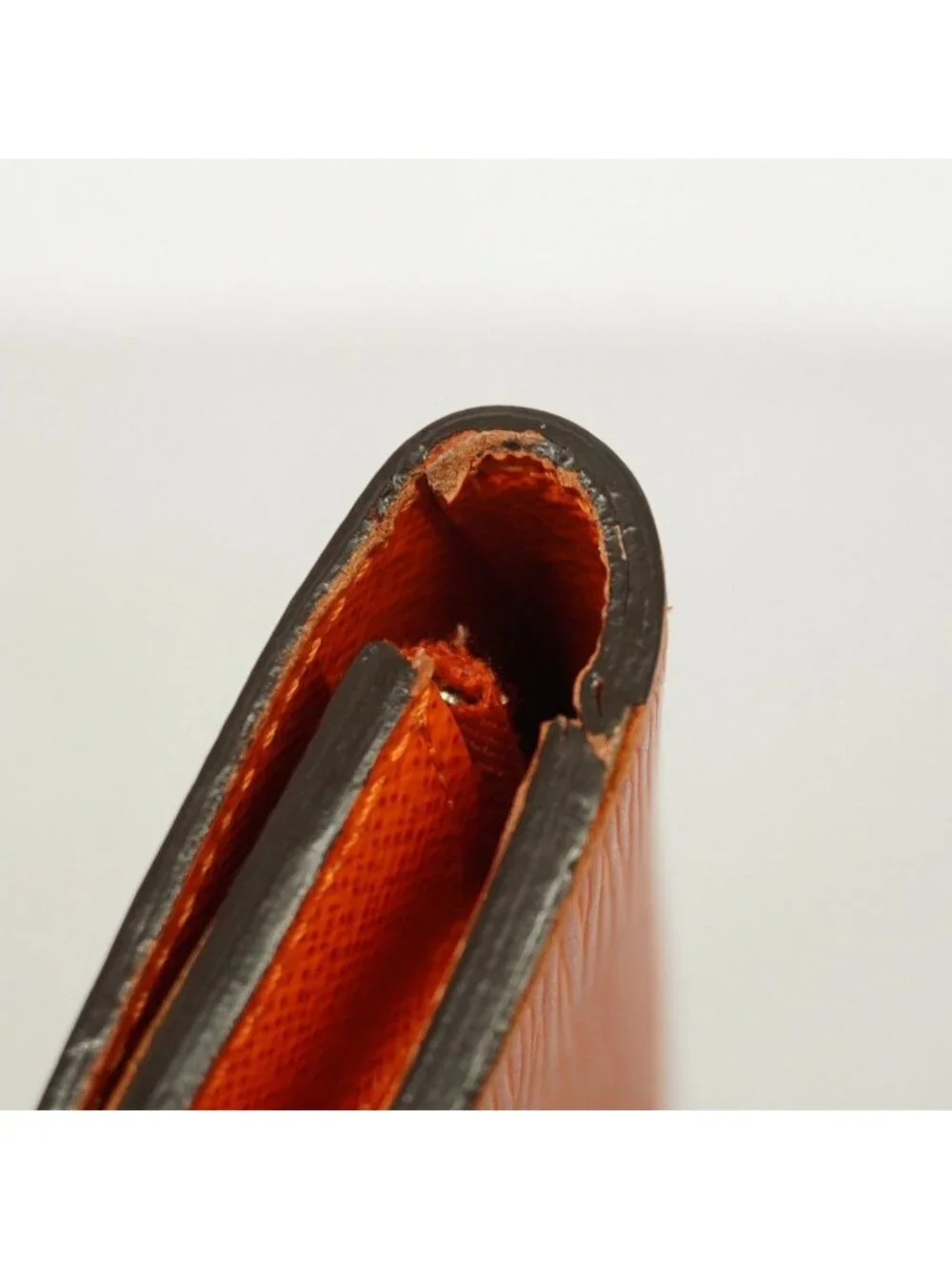 Louis Vuitton damage warehouses wallet